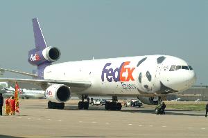 Fedex_plane_arriving_with_pandas_20030407_002.jpg.jpg
