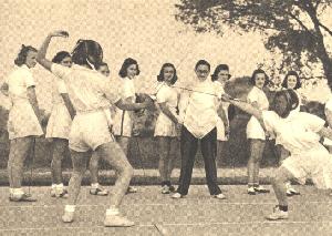 life_women_sports_fencing_abt_1947.jpg.jpg