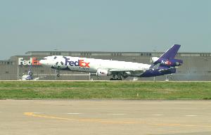 Fedex_plane_arriving_with_pandas_20030407_001.jpg.jpg